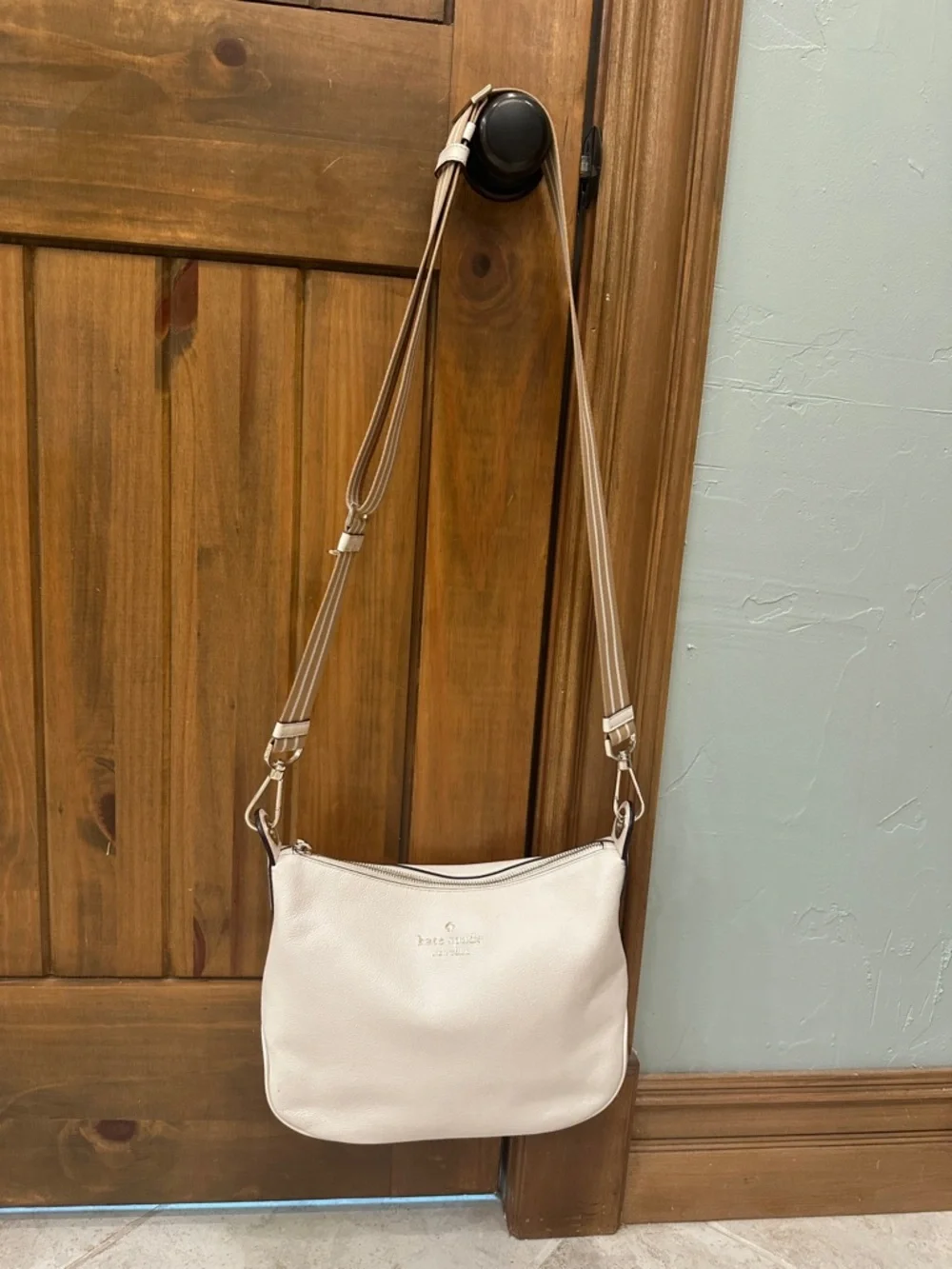 Kate Spade women’s ivory leather cross body purse or regular hand bag